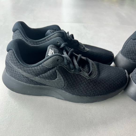 Bundle of 2 NIKE Tanjun Black Gold sneakers athletic size 7 running gym trainers - Picture 6 of 11